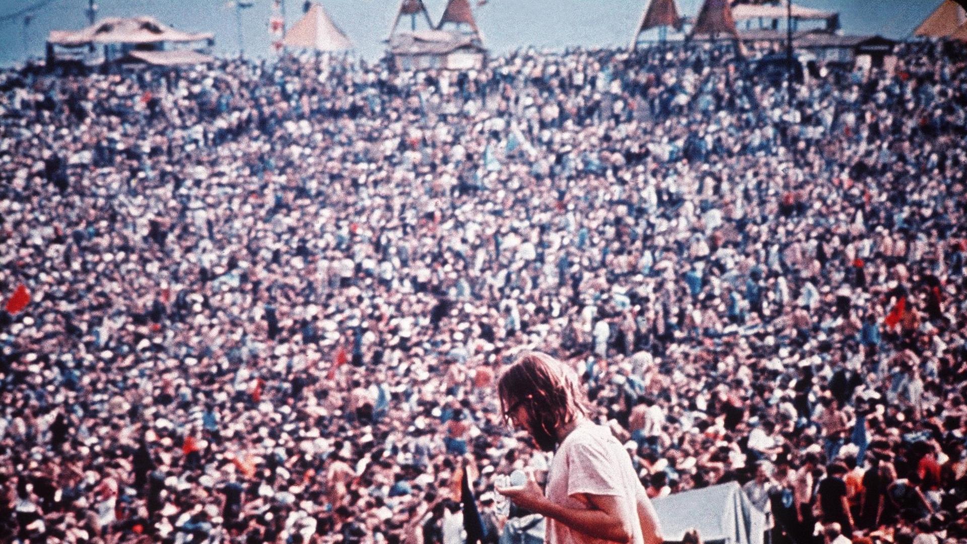 Statt den erwarteten 60.000 Besuchern pilgerten mehr als 400.000 zum Woodstock Festival, das am 15. August 1969 für drei Tage stattfand.