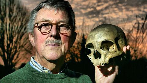 Gerhard Ziegefuß, pensionierter Biologielehrer, mit einem Schädel aus Namibia - geerbt von seinem Großonkel, einem Missionar in der ehemaligen Kolonie Deutsch-Südwestafrika.