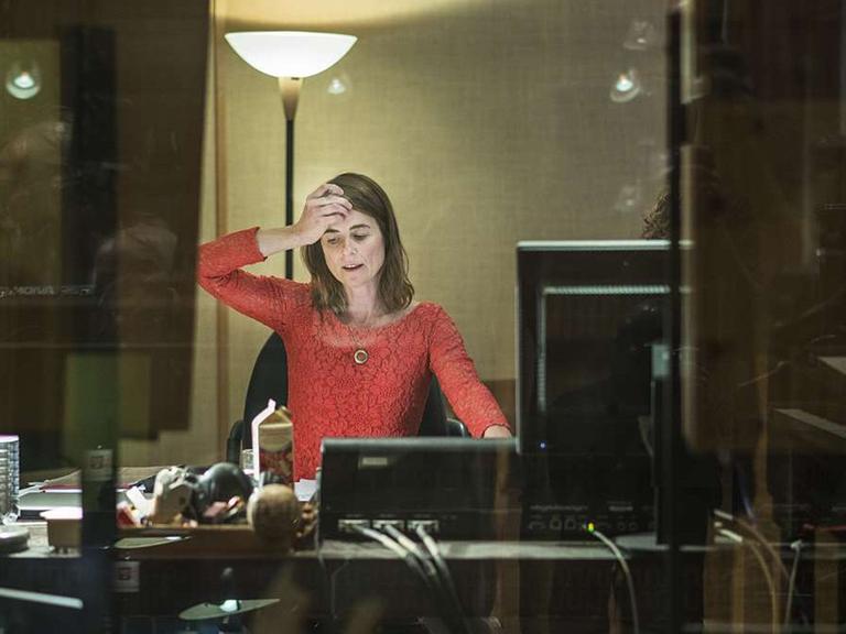 Die Autorin Heike Tauch während einer Hörspielaufnahme im Studio.