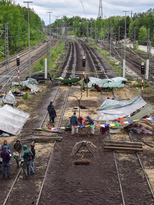 Umwelt-Aktivisten blockierten die Bahngleise am Verladebahnhof für Braunkohle nahe dem Tagebau Welzow Süd von Vattenfall