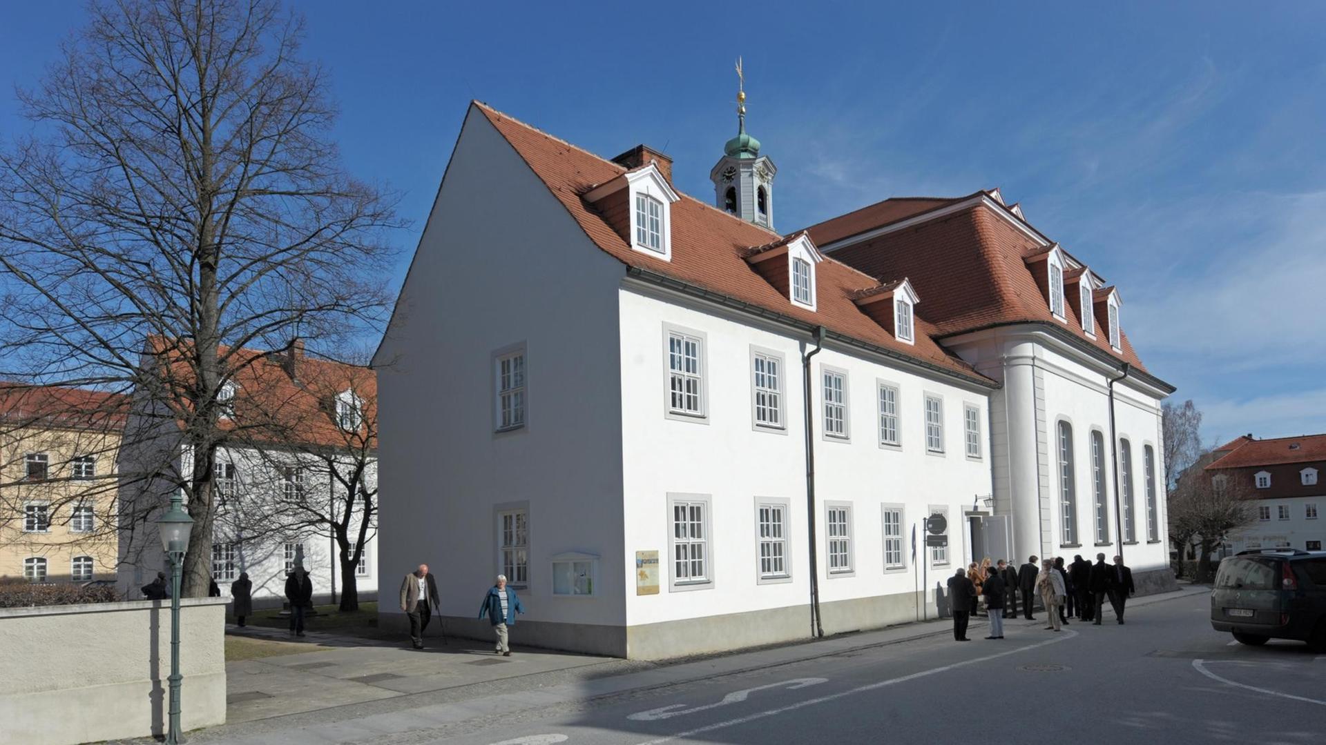 Besucher der Brüdergemeinde im sächsischen Herrnhut stehen am Montag (26.03.2012) vor dem Kirchsaal. Die Brüder-Unität ist eine evangelische Kirche mit Vertretern in 35 Ländern auf fünf Kontinenten. Besucher der Brüdergemeinde im sächsischen Herrnhut stehen am Montag (26.03.2012) vor dem Kirchsaal. Die Brüder-Unität ist eine evangelische Kirche mit Vertretern in 35 Ländern auf fünf Kontinenten.