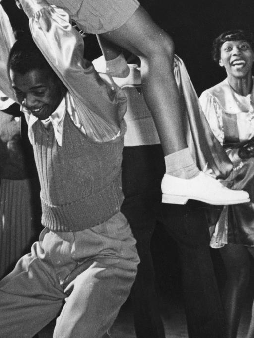 Ein Paar tanzt im Jahr 1939 im Savoy Club in Harlem, New York, den Swingtanz Lindy Hop.