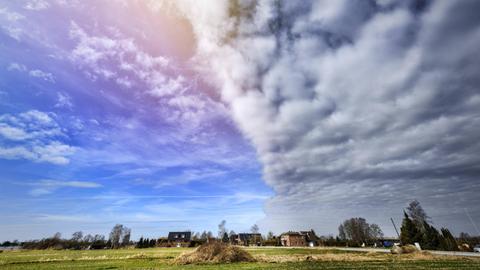 Schönwetterfront über ländlicher Region in Hamburg