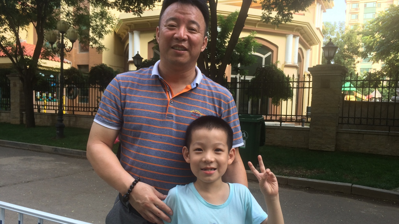 Xu Xianfeng hat gerade seinen Sohn Guangshuo vom Kindergarten in Shenyang im Nordosten Chinas abgeholt