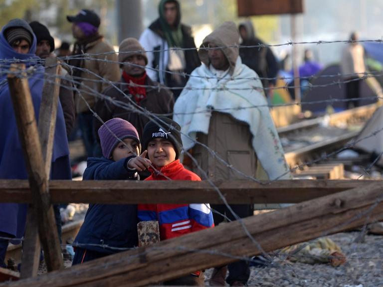 Auf der griechischen Seite der Grenze sitzen rund 800 Flüchtlinge fest, weil Mazedonien nur noch bestimmte Nationalitäten einreisen lässt, darunter Syrer, Iraker und Afghanen.