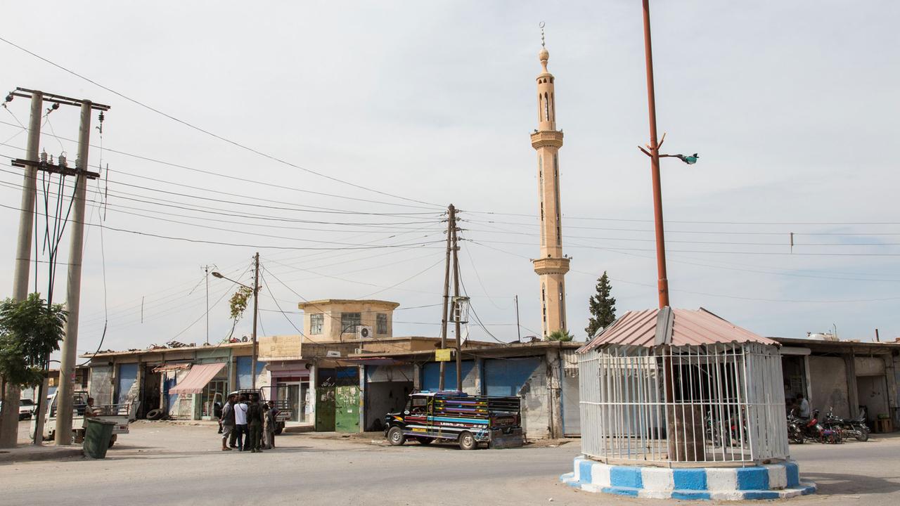Eine Hinrichtungsstelle des IS auf einem Straßenkreisel