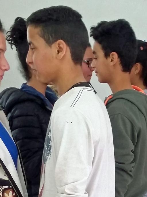 Theater-AG an der Schule im tunesischen Kasserine: Die Schülerinnen und Schüler müssen sich auch mal nahe kommen.