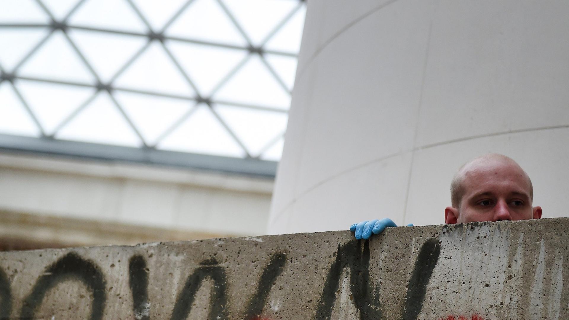 Ein Mitarbeiter des British Museum in London installiert am 13. Oktober 2014 ein Stück der Berliner Mauer als Teil der Ausstellung "Germany: memories of a nation".