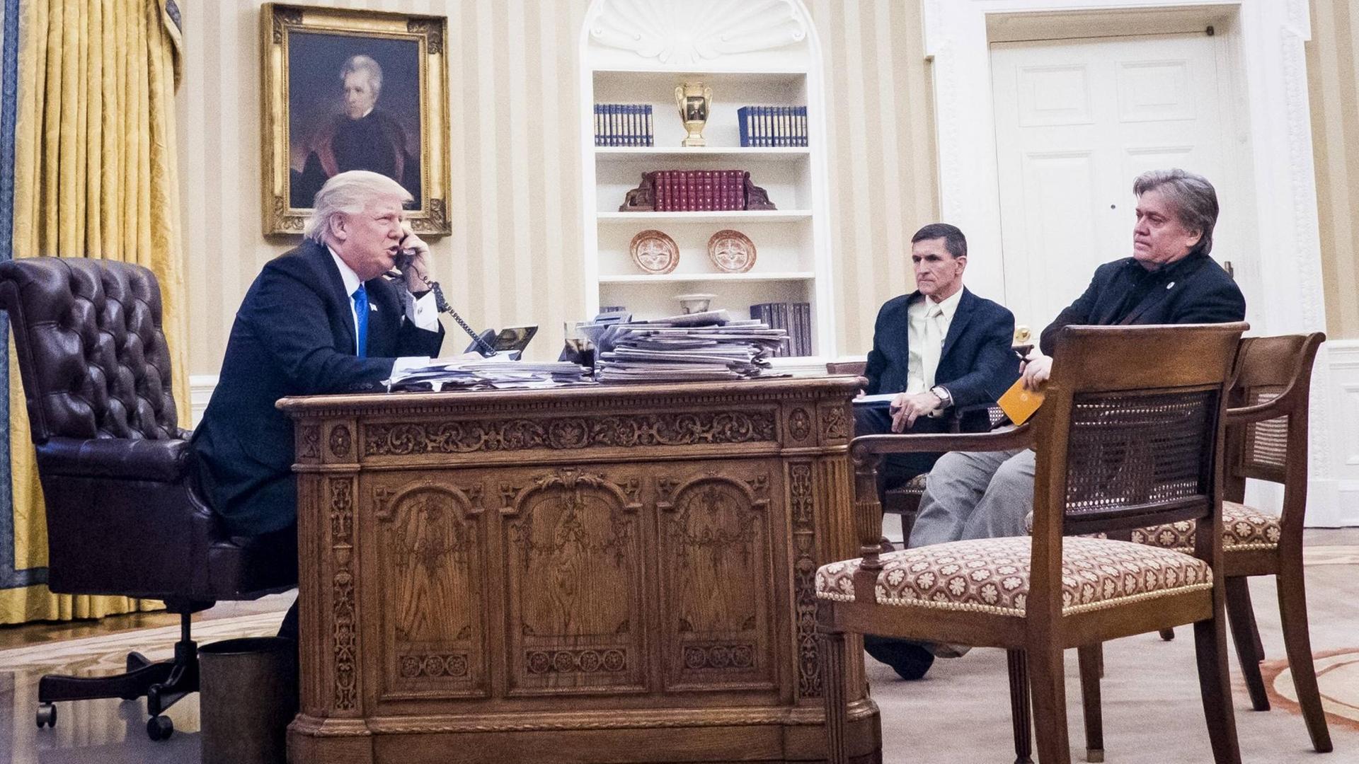 US-Präsident Donald Trump mit seinem Berater Stephen Bannon (rechts außen) im Oval Office, mit ihnen der inzwischen zurückgetretene Sicherheitsberater Michael Flynn