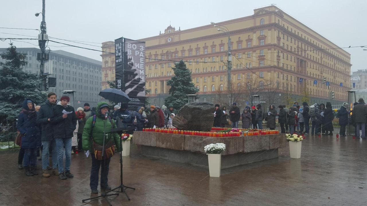 Teilnehmer an einer Gedenkveranstaltung der Bürgerrechtsorganisation Memorial für die Opfer des Stalinismus am Lubyanka Platz in Moskau verlesen Namen der Opfer am Vorabend des offiziellen Gedenktages für Opfer politischer Repressionen in Russland.