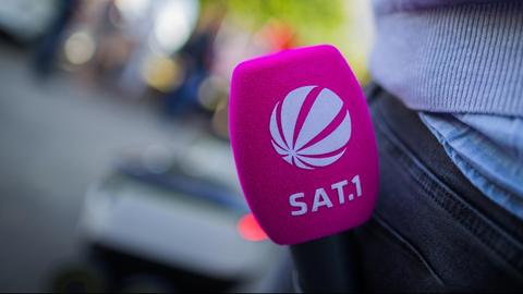 Ein Mikrofon des privaten Fernsehsenders SAT.1 steckt am 29.09.2016 in Düsseldorf (Nordrhein-Westfalen) in der Hosentasche eines Reporters.