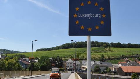 Moselbrücke von Perl (Deutschland) nach Schengen (Luxemburg) mit dem Landesschild Luxemburg.