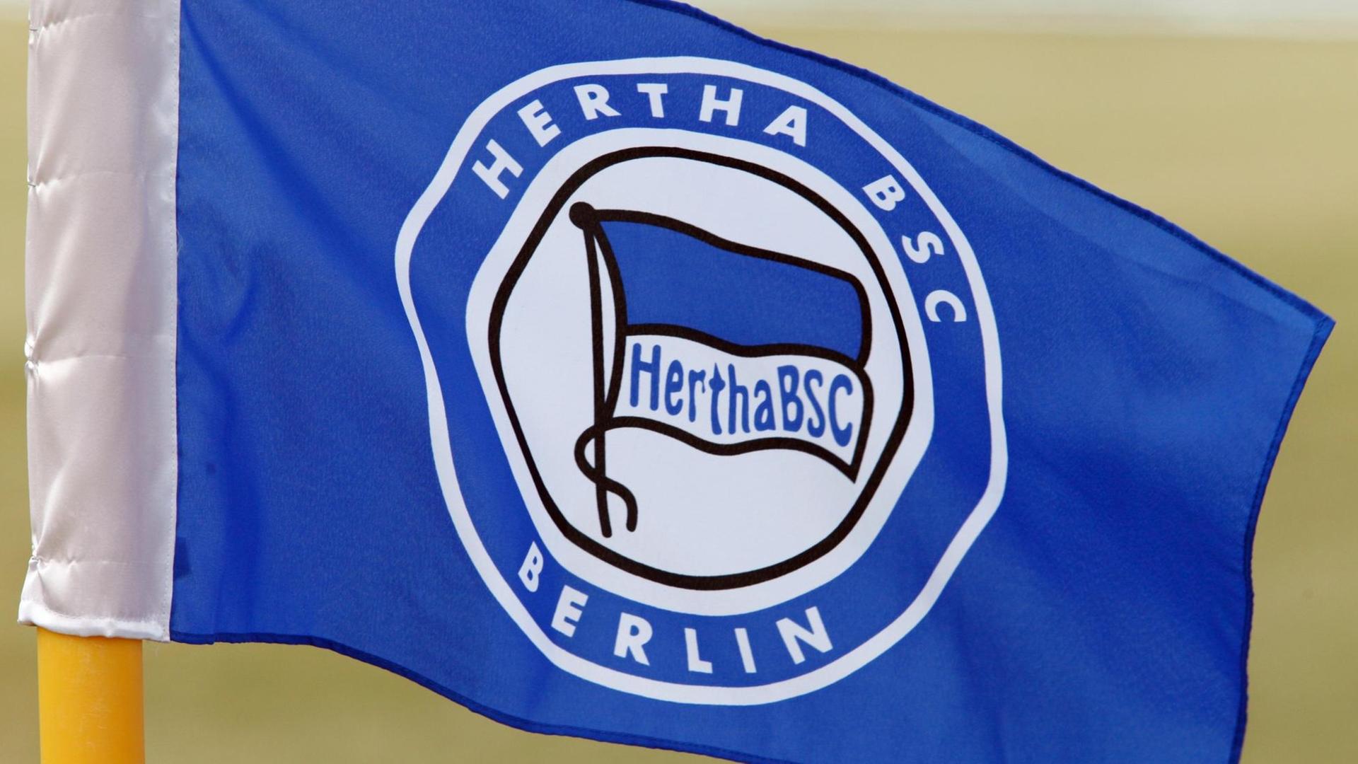 Eine Flagge des Fußball-Bundesligisten Hertha BSC weht auf dem Gelände von Hertha in Berlin im Wind.