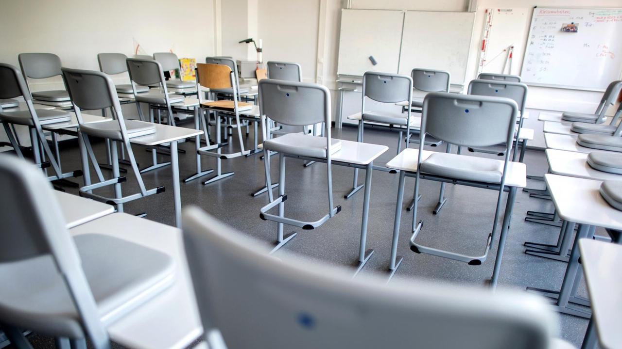 Stühle und Tische stehen in einem Klassenraum des Alten Gymnasiums. In Niedersachsen sind die Schulen seit Mitte März 2020 wegen der Corona-Pandemie geschlossen. 