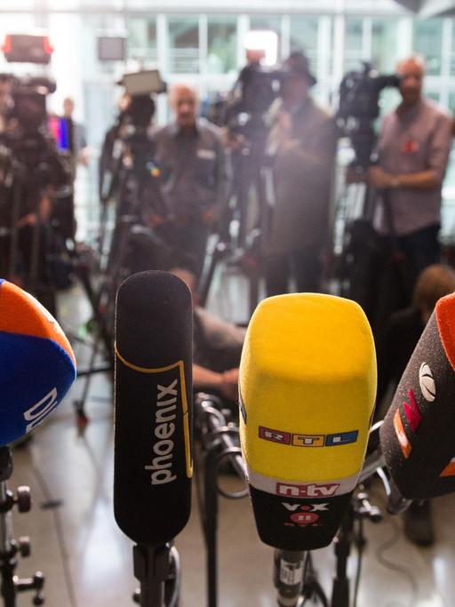 Mikrofone und Kameras verschiedener Anstalten und Sender vor einem Pressetermin