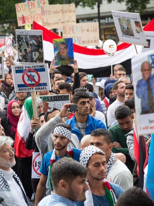 Etwa 700 Menschen protestieren am alljährlich stattfindenden Al-Quds-Tag in Berlin gegen Israel. Mehrere hundert Gegendemonstranten protestieren auf mehreren Kundgebungen entlang der Demonstrationsroute gegen Antisemitismus.