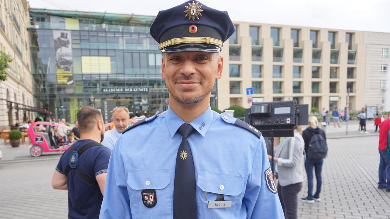 Der Berliner Polizeisprecher Thilo Cablitz steht auf dem Pariser Platz in Berlin.