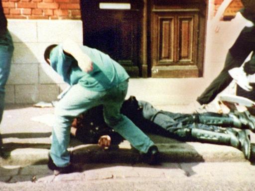 Das von der Staatsanwaltschaft zur Verfügung gestellte Archivbild vom 21.6.1998 zeigt den Übergriff auf den bereits am Boden liegenden französischen Polizisten Daniel Nivel in Lens.