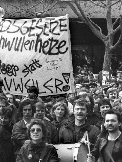 Demonstration auf dem Münchner Marienplatz gegen Aids-Politik von Peter Gauweiler im März 1987.