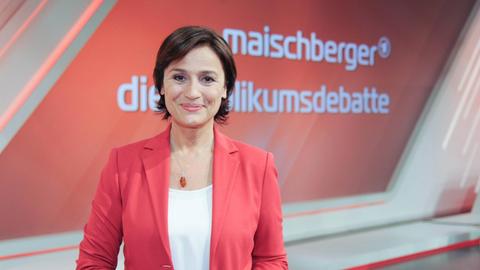 Moderatorin Sandra Maischberger vor dem Logo der ARD Talkshow Maischberger.