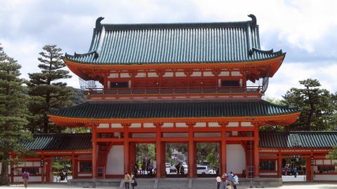Haupteingang zum shintoistischen Heian-Schrein in Kyoto, 17.01.2014