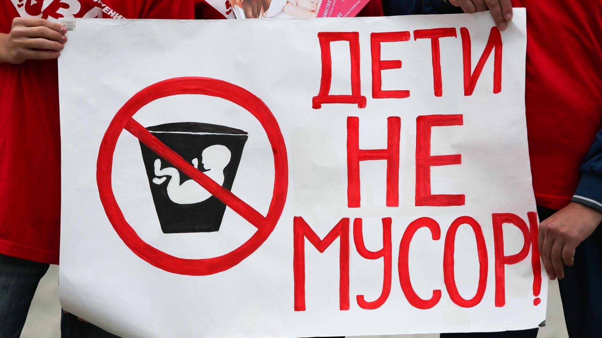 Im September 2016 sammeln sich Anti-Abtreibungs-Aktivisten for einer Abtreibungsklinik in Belgorod, Russland. (Bild: Anton Vergun / TASS / dpa)
