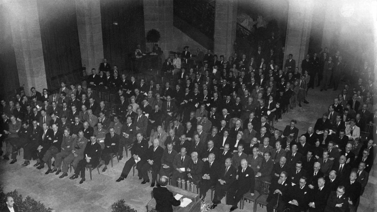 Am 1. September 1948 um 13 Uhr fand die Eröffnung der Tagung des Parlamentarischen Rates in Bonn statt.