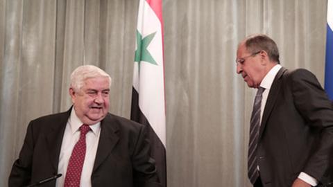 Syriens Außenminister Walid Muallem und sein russischer Kollege Sergej Lawrow treffen nach ihrem Treffen in Moskau zu einer Pressekonferenz ein.
