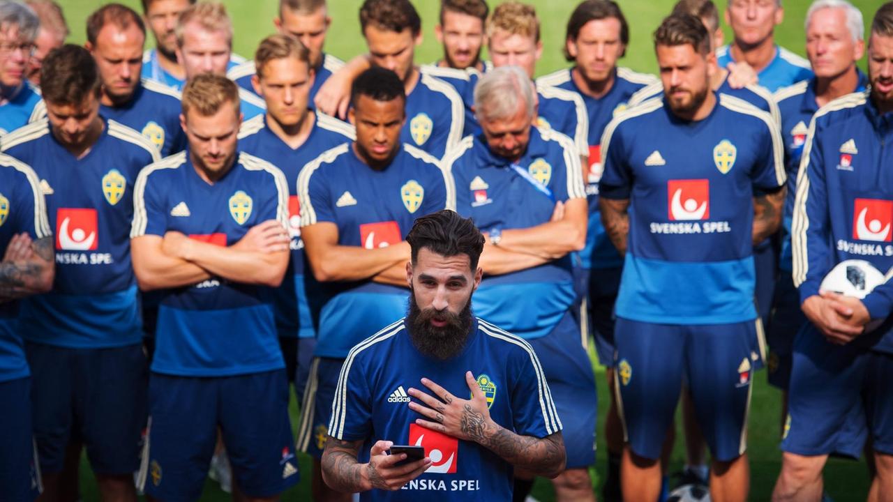Der schwedische Nationalspieler Jimmy Durmaz hält ein Statement gegen Rassismus vor der gesamten Mannschaft.