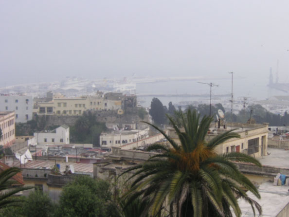 So nah und doch so fern: von einer Terrasse in Tanger kann man den Hafen sehen. Sperrgebiet für Marokkaner ohne Visum. An klaren Tagen sieht man gegenüber in der Ferne Gibraltar.