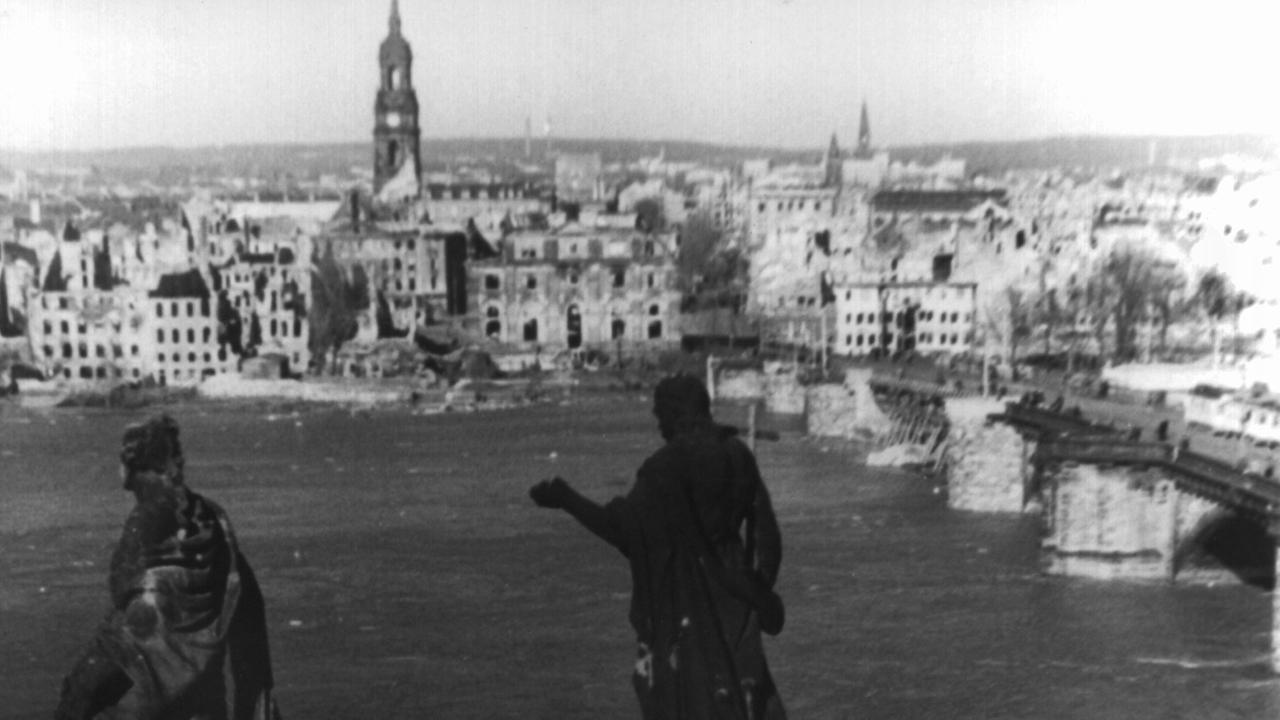 Blick über die Elbe auf die Dresdner Neustadt, aufgenommen im Jahr 1945.
In der Nacht zum 14. Februar 1945 griffen amerikanische und britische Flugzeuge Dresden an. Bei den Bombenangriffen wurde die historische Innenstadt nahezu völlig zerstört, bis zu 35.000 Menschen wurden getötet. 