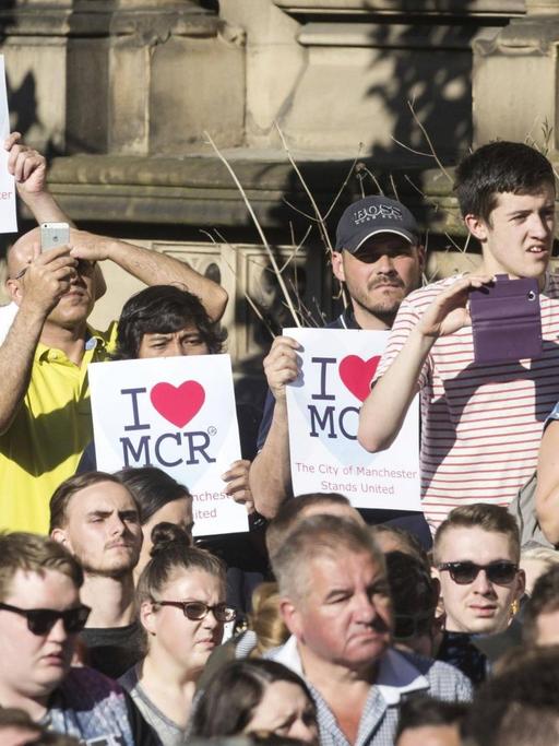 Menschen gedenken der Opfer vom Attentat in Manchester.