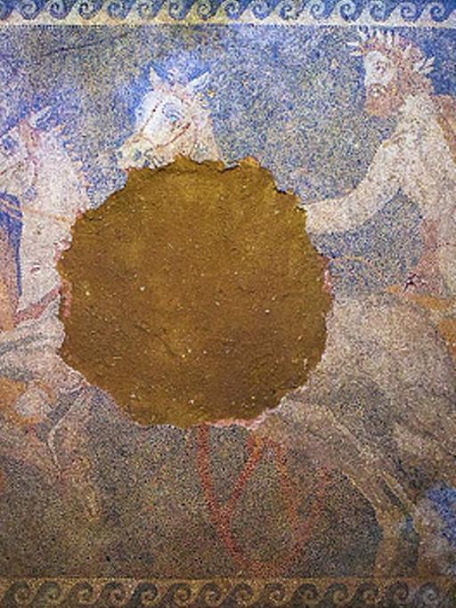 Ein Mosaik, das den Raub der Persephone zeigt. Es wurde bei Ausgrabungen in einem Grab aus der Zeit Alexanders des Großen unter dem Hügel Kasta in der Nähe der Dorfes Nea Mesolakkia in Nordgriechenland entdeckt.