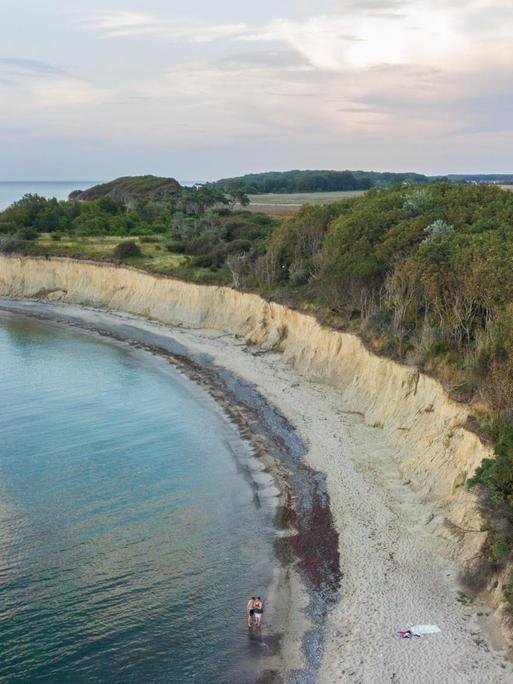 Blick auf die leere Steilküste und das Hinterland in Dranske auf Rügen