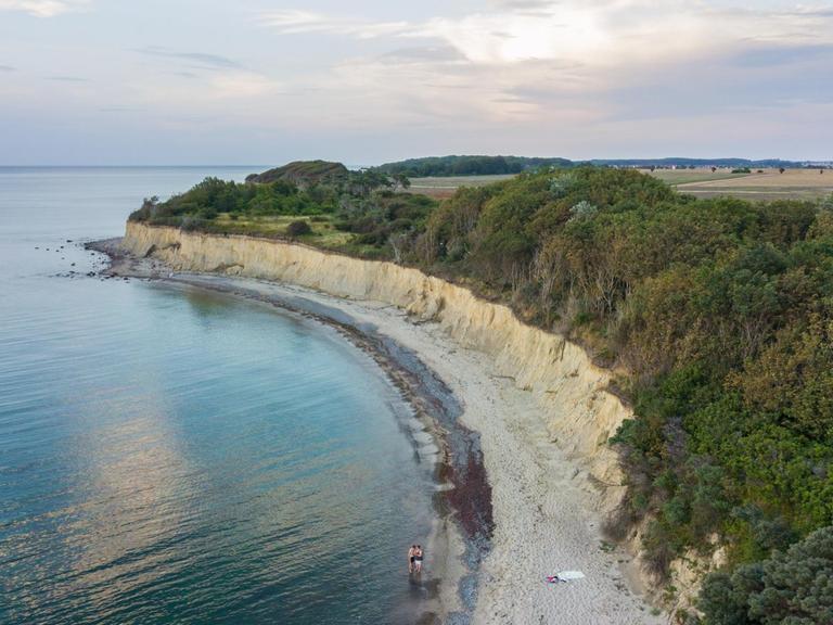 Blick auf die leere Steilküste und das Hinterland in Dranske auf Rügen