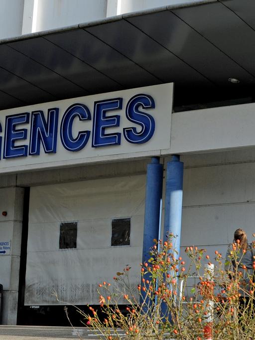 Die Fassade der Uniklinik Grenoble mit der Aufschrift "Urgences" ("Notfälle")