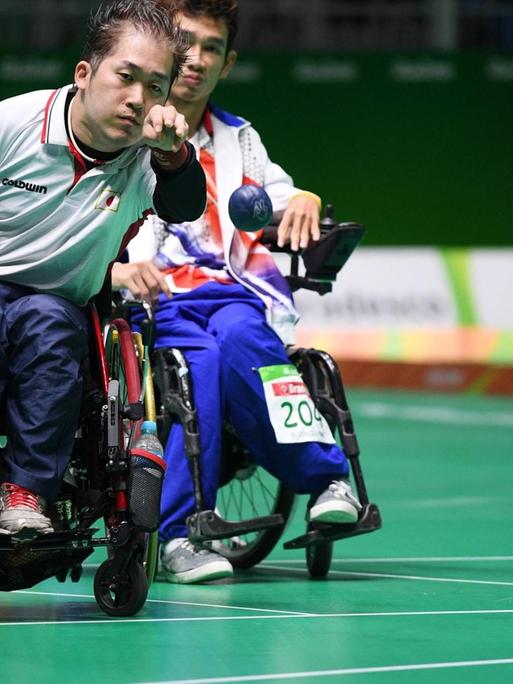 Der im Rollstuhl sitzende japanische Bocciaspieler Takayuki Hirose wirft einen Ball bei den Paralympics 2016 in Rio de Janeiro.