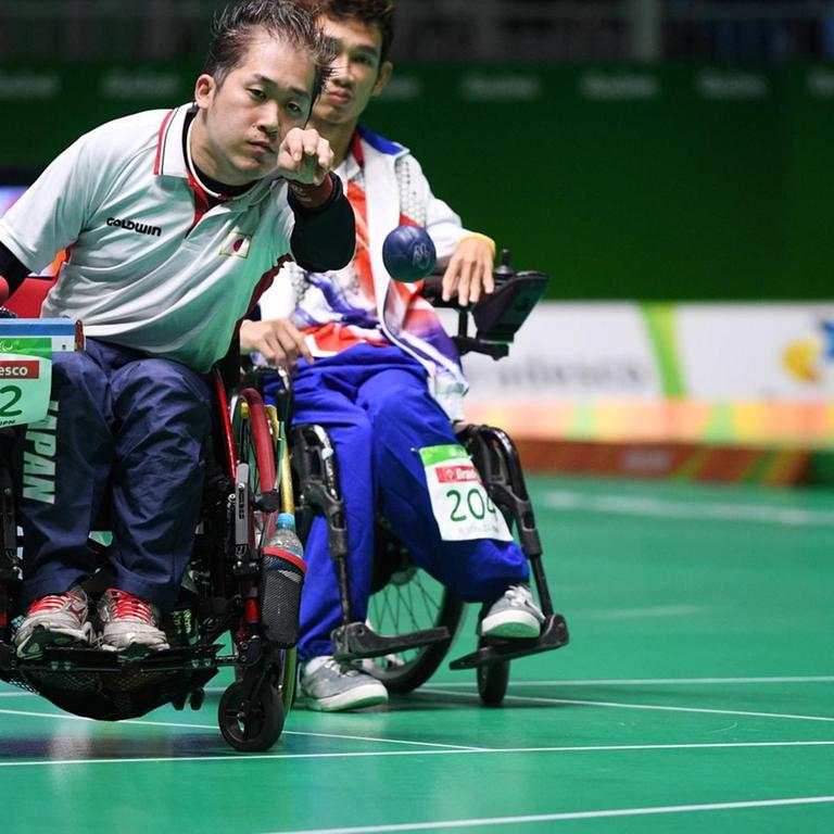 Der im Rollstuhl sitzende japanische Bocciaspieler Takayuki Hirose wirft einen Ball bei den Paralympics 2016 in Rio de Janeiro.