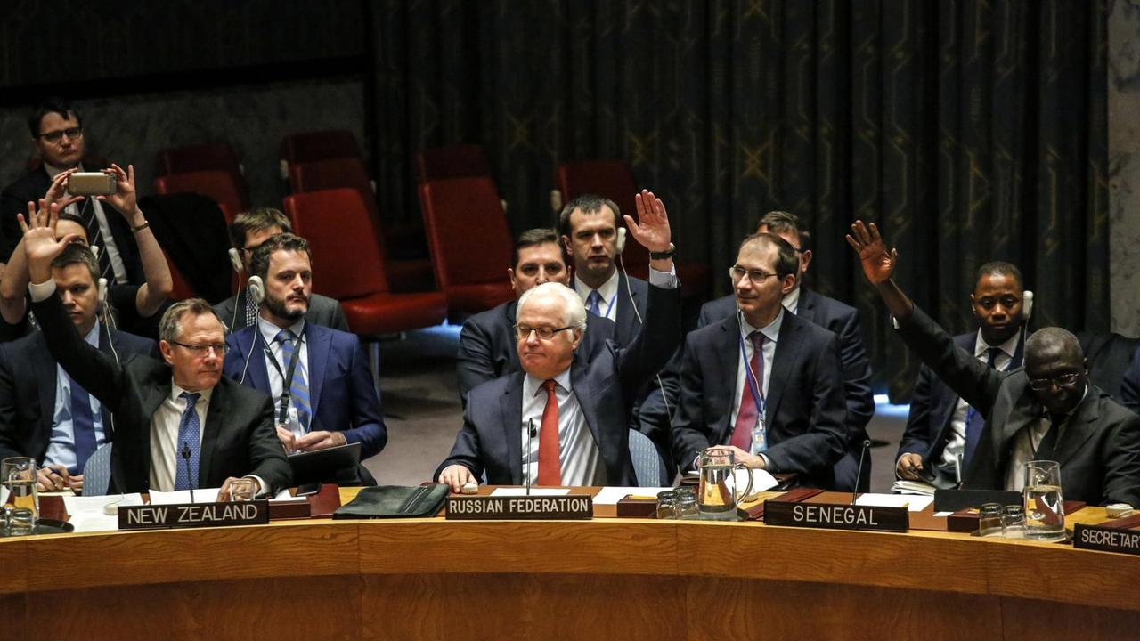 Der russische UNO-Botschafter Witali Tschurkin (Mitte) bei der Abstimmung über den russisch-türkischen Vorstoß für eine Waffenruhe in Syrien am 31. Dezember 2016