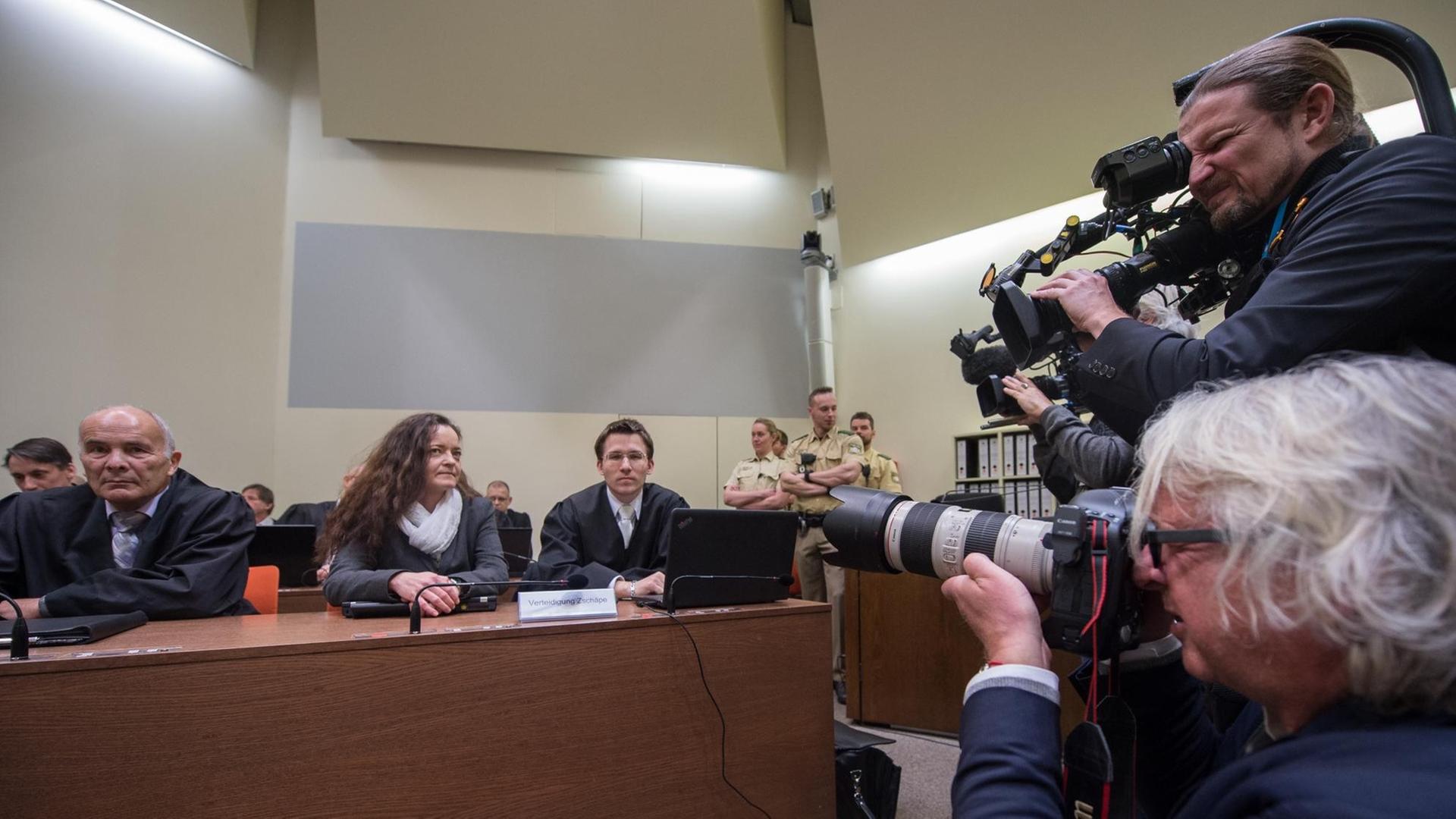 Die im NSU-Prozess angeklagte Beate Zschäpe, umringt von Foto-Journalisten. Die im NSU-Prozess angeklagte Beate Zschäpe, umringt von Foto-Journalisten.
