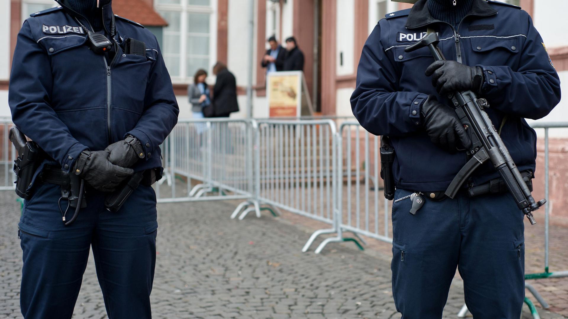 Schwerbewaffnete Polizisten stehen am 14.03.2015 vor dem Eingang der Karikaturen-Ausstellung "Das ist ja wohl ein Witz!" im hessischen Hanau.