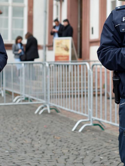 Schwerbewaffnete Polizisten stehen am 14.03.2015 vor dem Eingang der Karikaturen-Ausstellung "Das ist ja wohl ein Witz!" im hessischen Hanau.