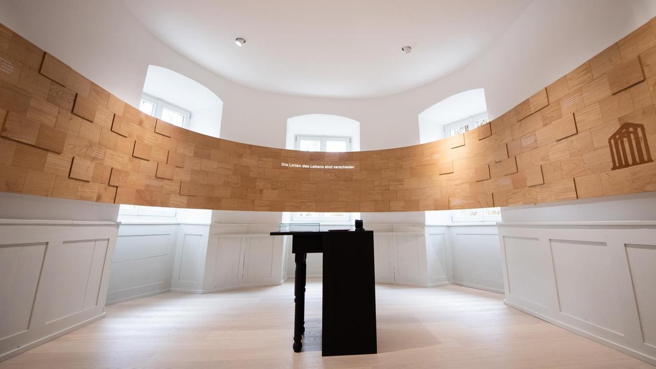In der Dauerausstellung im Hölderlinturm wird der Satz "Die Linien des Lebens sind verschieden" auf eine runde Holzwand projiziert. Hölderlin lebte von 1807 bis 1843 in dem Turm in Tübingen, der seit 2017 saniert wurde.
