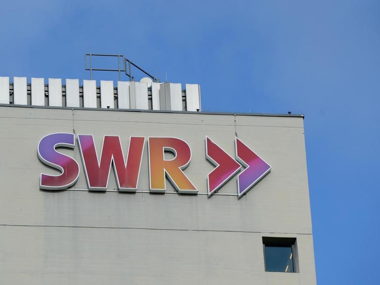 Das Logo des SWR ist am 12.02.2014 in Stuttgart (Baden-Württemberg) auf dem Funkhaus des Senders zu sehen.