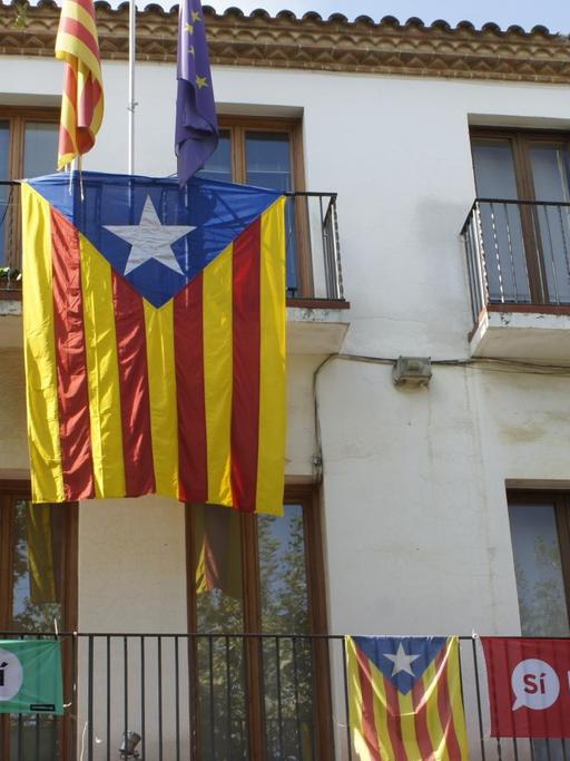 Die Flaggen Kataloniens und der Europäischen Union hängen an der Front des Rathauses von Arenys de Munt (Katalonien). Die spanische Flagge wurde abmontiert.