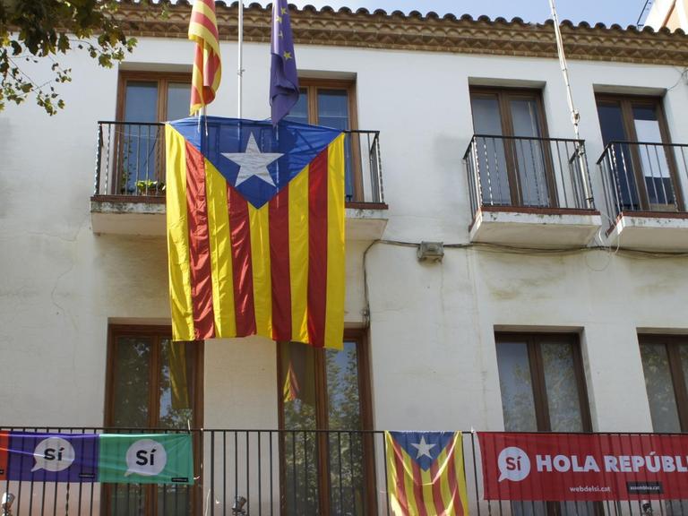 Die Flaggen Kataloniens und der Europäischen Union hängen an der Front des Rathauses von Arenys de Munt (Katalonien). Die spanische Flagge wurde abmontiert.