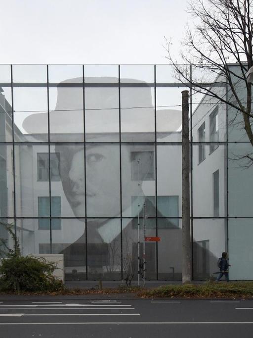 Ein Portrait von August Macke ist in Bonn an einer Glaswand des August Macke Hauses in Bonn zu sehen.