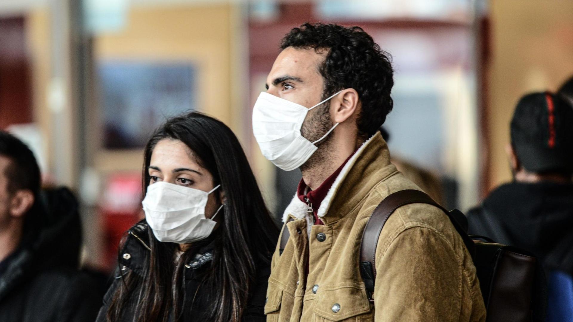 Menschen mit Schutzmasken in Turin, Italien