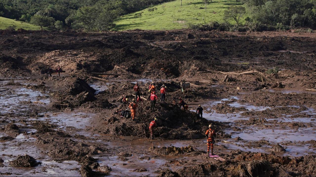 Brasilianische Feuerwehrleute suchen nach Opfern im Schlamm nach dem Dammbruch an einer Eisenerzmine in Brasilien 2019.