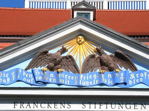 Im Sonnenlicht erstrahlt das Historische Waisenhaus, das Hauptgebäude der Franckeschen Stiftungen in Halle/Saale.